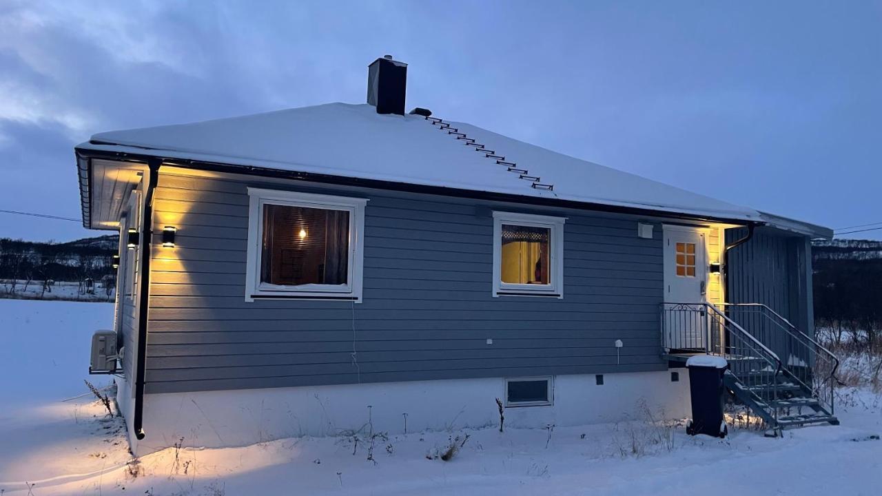 Koselig Hus I Sentrum Av Olderfjord Russenes Eksteriør billede
